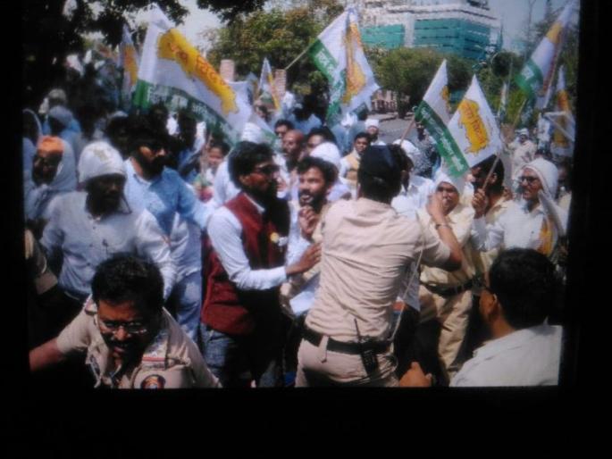 Police lathicharged on Vidarbhawadi, one worker injured in Nagpur | नागपुरात विदर्भवाद्यांवर पोलिसांचा लाठीचार्ज,एक कार्यकर्ता जखमी Police lathicharged on Vidarbhawadi, one worker injured in Nagpur | नागपुरात विदर्भवाद्यांवर पोलिसांचा लाठीचार्ज,एक कार्यकर्ता जखमी