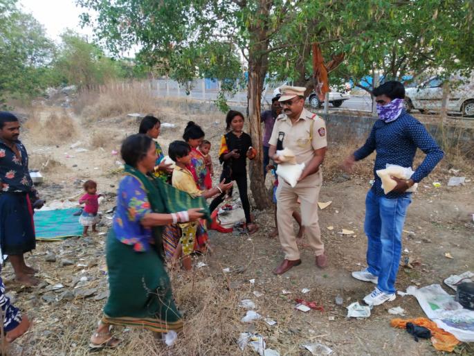police inspector from ravet distribute goods to needy people rsg | खाकीतला देवमाणूस ! उपासमारीची वेळ आलेल्या कामगारांना केले धान्याचे वाटप police inspector from ravet distribute goods to needy people rsg | खाकीतला देवमाणूस ! उपासमारीची वेळ आलेल्या कामगारांना केले धान्याचे वाटप