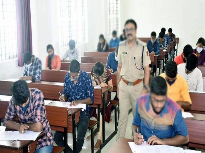 During the ongoing written examination in the Mumbai Police Force, it was seen that the candidates competed in different forms for the copy | पोलिस होण्यापूर्वीच बेड्या! भरती परीक्षेदरम्यान चार कॉपी बहाद्दरांवर कारवाई During the ongoing written examination in the Mumbai Police Force, it was seen that the candidates competed in different forms for the copy | पोलिस होण्यापूर्वीच बेड्या! भरती परीक्षेदरम्यान चार कॉपी बहाद्दरांवर कारवाई