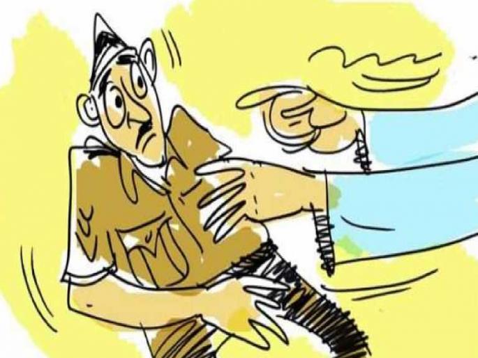 Police officer brutally beaten up near central bus stand in Kolhapur, assaulted by private travel agent | कोल्हापुरात मध्यवर्ती बसस्थानकाजवळ पोलिस अधिकाऱ्यास बेदम मारहाण, खासगी ट्रॅव्हल्स एजंटकडून प्रकार Police officer brutally beaten up near central bus stand in Kolhapur, assaulted by private travel agent | कोल्हापुरात मध्यवर्ती बसस्थानकाजवळ पोलिस अधिकाऱ्यास बेदम मारहाण, खासगी ट्रॅव्हल्स एजंटकडून प्रकार