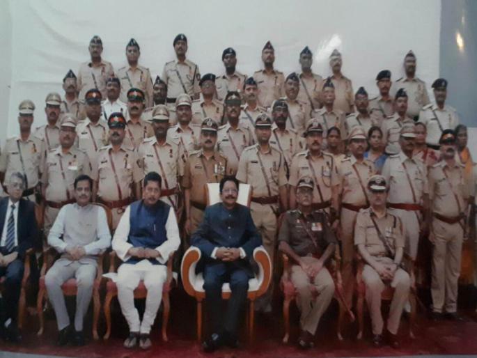 Honor by Governor of 22 Police Officers and employees of Pune District | पुणे जिल्ह्यातील २२ पोलीस अधिकारी, कर्मचाऱ्यांचा राज्यपालांच्या हस्ते सन्मान Honor by Governor of 22 Police Officers and employees of Pune District | पुणे जिल्ह्यातील २२ पोलीस अधिकारी, कर्मचाऱ्यांचा राज्यपालांच्या हस्ते सन्मान