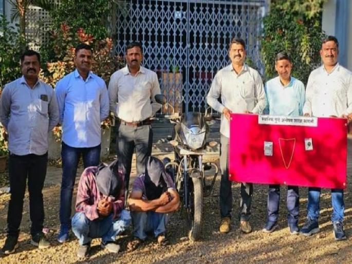 Two arrested for robbing by claiming to be police, Action of Sangli Police near Miraj | Sangli: पोलिस असल्याचे सांगून तीन राज्यात लूट, दोघा भामट्यांना अटक; ५ लाखाचा मुद्देमाल जप्त Two arrested for robbing by claiming to be police, Action of Sangli Police near Miraj | Sangli: पोलिस असल्याचे सांगून तीन राज्यात लूट, दोघा भामट्यांना अटक; ५ लाखाचा मुद्देमाल जप्त