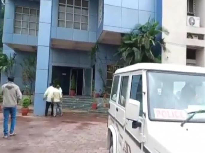 A complaint has been filed in Mumbai's Nirmal Nagar Police Station in connection with submission of bogus affidavit by Shiv Sena Thackeray group A team of Mumbai Police entered Kolhapur to investigate the case | ठाकरे गटाकडून सादर केलेली प्रतिज्ञापत्र आढळली बोगस, तपासासाठी मुंबई पोलीस दलाचे पथक कोल्हापुरात A complaint has been filed in Mumbai's Nirmal Nagar Police Station in connection with submission of bogus affidavit by Shiv Sena Thackeray group A team of Mumbai Police entered Kolhapur to investigate the case | ठाकरे गटाकडून सादर केलेली प्रतिज्ञापत्र आढळली बोगस, तपासासाठी मुंबई पोलीस दलाचे पथक कोल्हापुरात