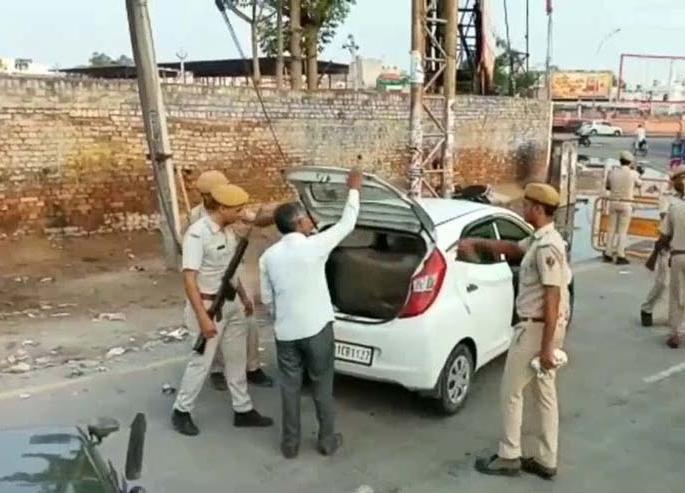 Border blockade; Road closures coming from Karnataka to Solapur district | coronavirus; सीमेवर नाकाबंदी, कर्नाटकातून सोलापूर जिल्ह्यात येणारे रस्ते बंद Border blockade; Road closures coming from Karnataka to Solapur district | coronavirus; सीमेवर नाकाबंदी, कर्नाटकातून सोलापूर जिल्ह्यात येणारे रस्ते बंद