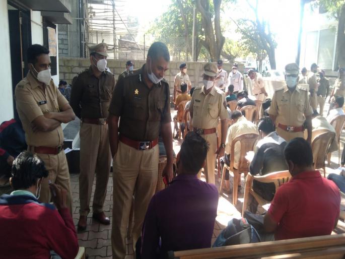 'Take fine but don't take exams', citizens angry in front of police commissioner in helmet enforcement campaign in nashik | 'दंड घ्या पण परीक्षा नको', हेल्मेट सक्तीच्या मोहिमेत पोलीस आयुक्तांसमोर नागरिकांचा संताप