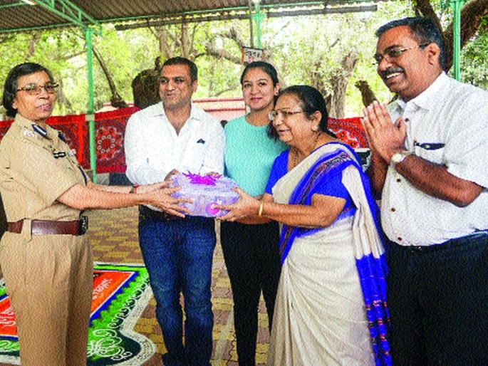 ... and Gudi Padva became more sweet, 48 returned to the complainant jewelery | ...अन् गुढीपाडवा झाला अधिक गोड, ४८ तक्रारदारांना दागिने परत ... and Gudi Padva became more sweet, 48 returned to the complainant jewelery | ...अन् गुढीपाडवा झाला अधिक गोड, ४८ तक्रारदारांना दागिने परत