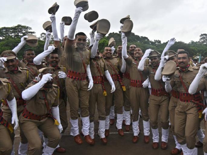 Do not fall prey to temptation Keep the oath taken advices Devendra Fadnavis to the new police | प्रलोभनाचे बळी ठरू नका; घेतलेली शपथ निभावा; फडणवीसांचा नव्या पोलिसांना मौलिक सल्ला Do not fall prey to temptation Keep the oath taken advices Devendra Fadnavis to the new police | प्रलोभनाचे बळी ठरू नका; घेतलेली शपथ निभावा; फडणवीसांचा नव्या पोलिसांना मौलिक सल्ला