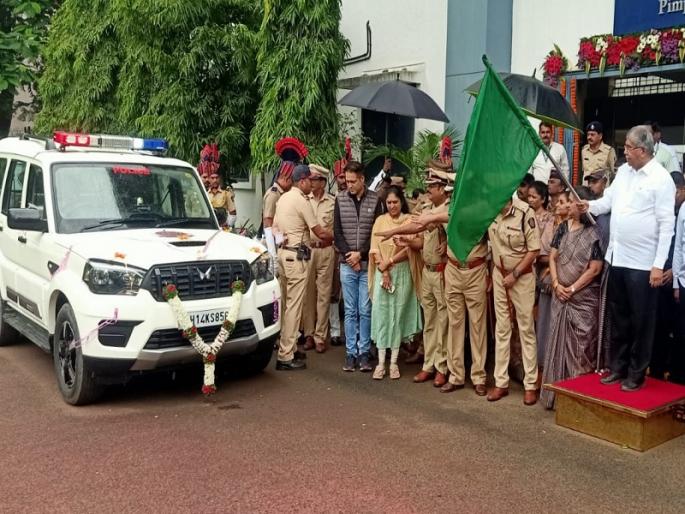 17 vehicles entered in the fleet of Pimpri Chinchwad Police; Guardian Minister Chandrakant Patil showed the green flag | पिंपरी चिंचवड पोलिसांच्या ताफ्यात १७ वाहने दाखल; पालकमंत्र्यांनी दाखवला हिरवा झेंडा 17 vehicles entered in the fleet of Pimpri Chinchwad Police; Guardian Minister Chandrakant Patil showed the green flag | पिंपरी चिंचवड पोलिसांच्या ताफ्यात १७ वाहने दाखल; पालकमंत्र्यांनी दाखवला हिरवा झेंडा