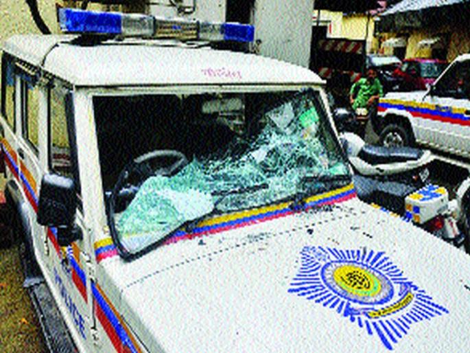 Police detain relatives of deceased; 13 injured in police, 100 injured | मृताच्या नातेवाइकांची पोलिसांवर दगडफेक; १३ पोलीस जखमी, १०० जणांविरुद्ध गुन्हा दाखल Police detain relatives of deceased; 13 injured in police, 100 injured | मृताच्या नातेवाइकांची पोलिसांवर दगडफेक; १३ पोलीस जखमी, १०० जणांविरुद्ध गुन्हा दाखल