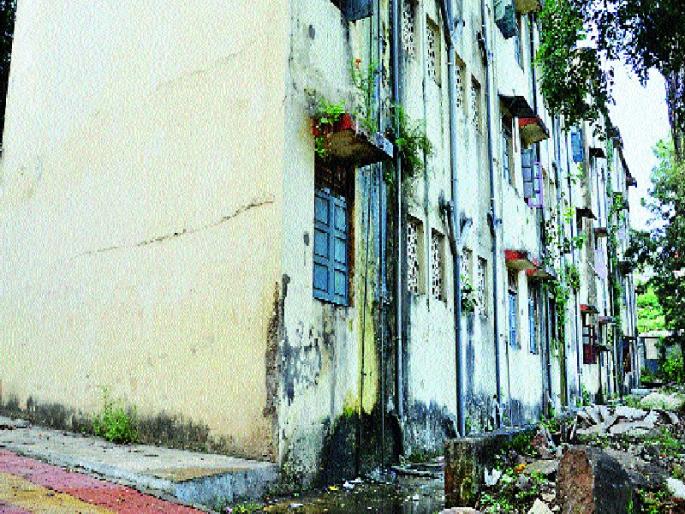 Chinchwad Police Colony Health Problem Harran, Health of Police Families | चिंचवड पोलीस वसाहत आरोग्य समस्येने हैराण, पोलिसांच्या कुटुंबीयांच्या आरोग्याला धोका Chinchwad Police Colony Health Problem Harran, Health of Police Families | चिंचवड पोलीस वसाहत आरोग्य समस्येने हैराण, पोलिसांच्या कुटुंबीयांच्या आरोग्याला धोका