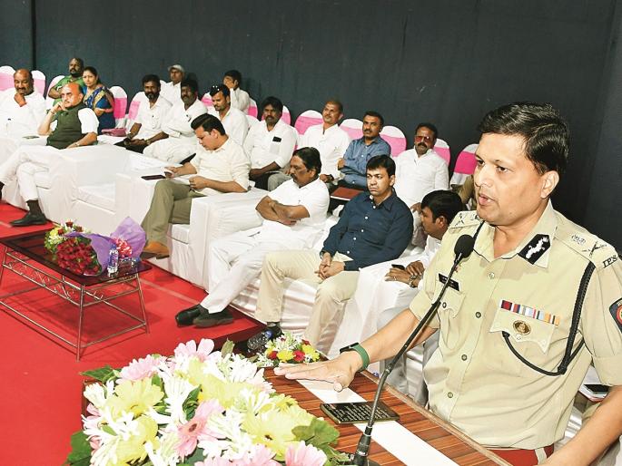 The atmosphere is still burning, beware; Police Commissioner's appeal | अजूनही वातावरण धगधगतेय, सावध रहा; पोलिस आयुक्तांचे आवाहन The atmosphere is still burning, beware; Police Commissioner's appeal | अजूनही वातावरण धगधगतेय, सावध रहा; पोलिस आयुक्तांचे आवाहन