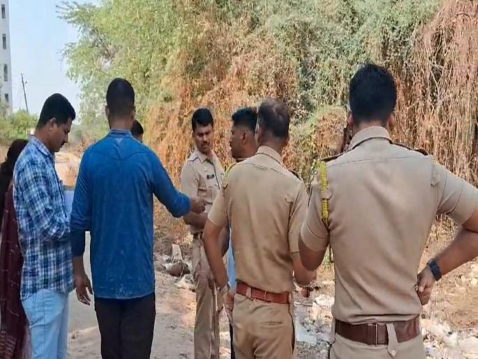 6 to 7 infants thrown in garbage cans Shocking incident in Daund | कचऱ्यात एका बरणीत अर्भक, ७ ते ८ बरण्यांमध्ये शरीराचे अवशेष; दौंडमधील धक्कादायक प्रकार 6 to 7 infants thrown in garbage cans Shocking incident in Daund | कचऱ्यात एका बरणीत अर्भक, ७ ते ८ बरण्यांमध्ये शरीराचे अवशेष; दौंडमधील धक्कादायक प्रकार