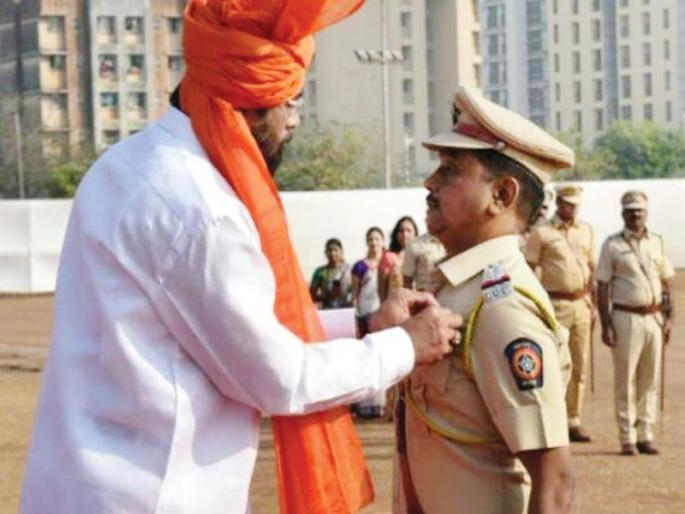 Sanjay Samale of Naxalism | नक्षलवाद्यांचे कर्दनकाळ संजय साबळे यांचा सन्मान Sanjay Samale of Naxalism | नक्षलवाद्यांचे कर्दनकाळ संजय साबळे यांचा सन्मान