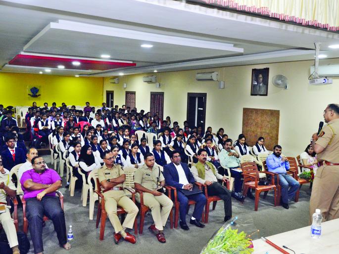 Ratnagiri: Stay up-to-date and stay online: Sanjay Tungar, Public Grievances Campaign in Ratnagiri regarding cyber crime through police forces | रत्नागिरी :  आॅफलाईन आहात तसेच आॅनलाईन रहा : संजय तुंगार,पोलीस दलातर्फे सायबर गुन्ह्यांबाबत रत्नागिरीत जनजागृती अभियान Ratnagiri: Stay up-to-date and stay online: Sanjay Tungar, Public Grievances Campaign in Ratnagiri regarding cyber crime through police forces | रत्नागिरी :  आॅफलाईन आहात तसेच आॅनलाईन रहा : संजय तुंगार,पोलीस दलातर्फे सायबर गुन्ह्यांबाबत रत्नागिरीत जनजागृती अभियान