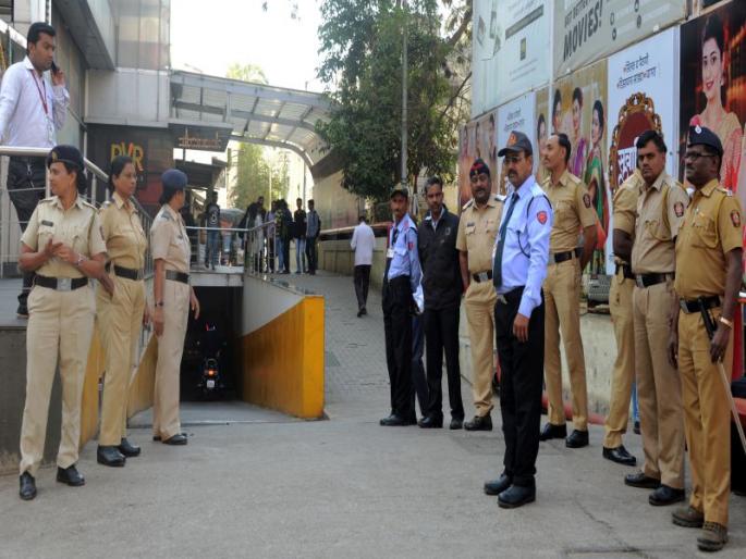 Cemeteries of Nashik made camp: The police constable 'Padmavat' HouseFull | नाशिकची सिनेमागृहे बनली छावणी : पोलीस बंदोबस्तात ‘पद्मावत’ हाऊसफुल्ल Cemeteries of Nashik made camp: The police constable 'Padmavat' HouseFull | नाशिकची सिनेमागृहे बनली छावणी : पोलीस बंदोबस्तात ‘पद्मावत’ हाऊसफुल्ल