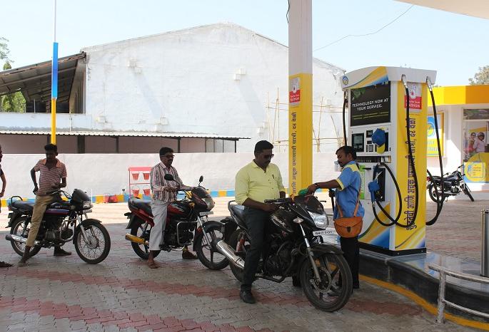 24 hour service of police petrol pump in Kolhapur | कोल्हापूरात पोलिसांच्या पेट्रोल पंपाची २४ तास सेवा 24 hour service of police petrol pump in Kolhapur | कोल्हापूरात पोलिसांच्या पेट्रोल पंपाची २४ तास सेवा