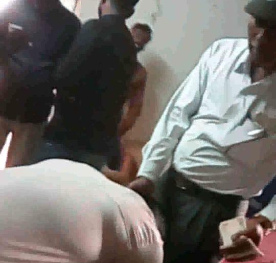 Pimpalgaon Raja police's 'Khabujiri' Viral on social media: meaningful behavior to prevent action | पिंपळगाव राजा पोलिसांची 'खाबुगिरी' सोशल मिडीयावर व्हायरल: कारवाई टाळण्यासाठी अर्थपूर्ण व्यवहार Pimpalgaon Raja police's 'Khabujiri' Viral on social media: meaningful behavior to prevent action | पिंपळगाव राजा पोलिसांची 'खाबुगिरी' सोशल मिडीयावर व्हायरल: कारवाई टाळण्यासाठी अर्थपूर्ण व्यवहार