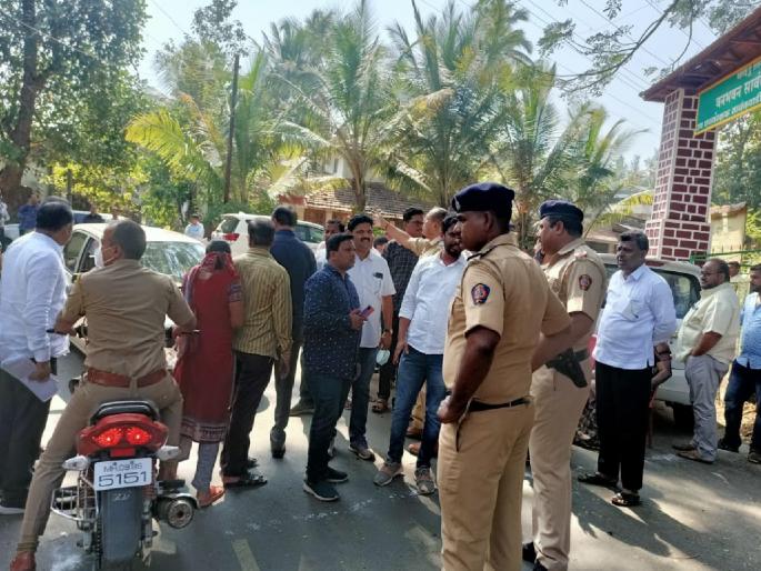 Sindhudurg District Bank Election Police-political leaders clash at Sawantwadi polling station | Sindhudurg District Bank Election: सावंतवाडीत मतदान केंद्रावर पोलीस-राजकीय नेत्यात बाचाबाची Sindhudurg District Bank Election Police-political leaders clash at Sawantwadi polling station | Sindhudurg District Bank Election: सावंतवाडीत मतदान केंद्रावर पोलीस-राजकीय नेत्यात बाचाबाची