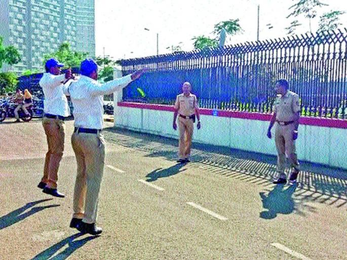 Officer's punishment; Traffic Police found objection | अधिकाऱ्यांकडून शिक्षा, टग्यांची अरेरावी; वाहतूक पोलीस सापडले कचाट्यात