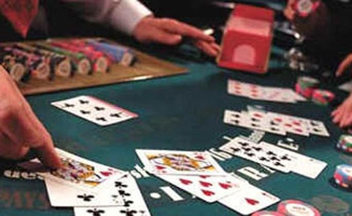 Police raid on gambling at Lonar | लोणारात पोलिसांचा जुगाराव छापा; ३३ जणांविरोधात गुन्हा Police raid on gambling at Lonar | लोणारात पोलिसांचा जुगाराव छापा; ३३ जणांविरोधात गुन्हा