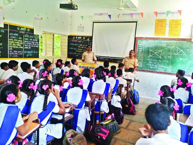 Police help run on a call of girls, mobile number given on the occasion of Rakshabandhan | मुलींच्या एका कॉलवर पोलीस धावणार मदतीला, छेडछाड रोखण्यासाठी रक्षाबंधनाच्या निमित्ताने दिला मोबाईल नंबर Police help run on a call of girls, mobile number given on the occasion of Rakshabandhan | मुलींच्या एका कॉलवर पोलीस धावणार मदतीला, छेडछाड रोखण्यासाठी रक्षाबंधनाच्या निमित्ताने दिला मोबाईल नंबर