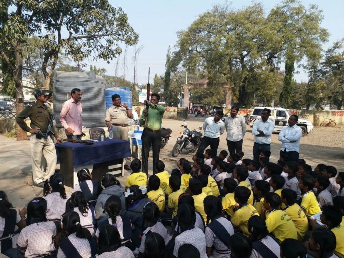 Students get to know about police work; Visit to Washim Police Station | विद्यार्थ्यांनी जाणून घेतली पोलिसांच्या कामकाजाची माहिती; वाशिम पोलीस स्टेशनला भेट Students get to know about police work; Visit to Washim Police Station | विद्यार्थ्यांनी जाणून घेतली पोलिसांच्या कामकाजाची माहिती; वाशिम पोलीस स्टेशनला भेट