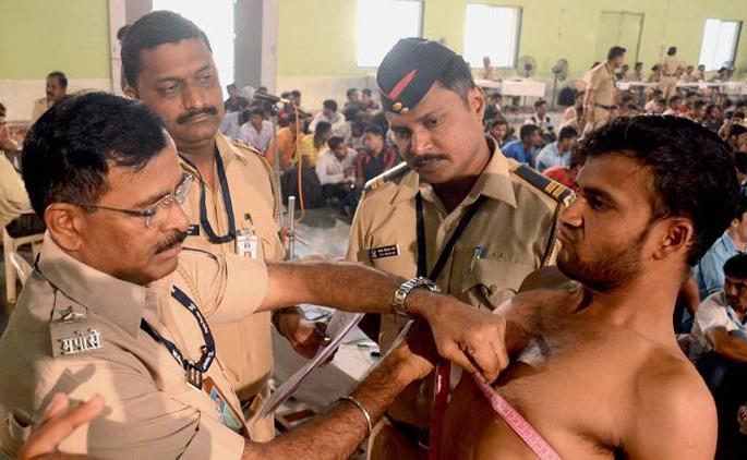 Physical examination of the required number of candidates in police recruitment! | पोलीस भरतीत आवश्यक तेवढ्याच उमेदवाराची शारीरिक चाचणी! Physical examination of the required number of candidates in police recruitment! | पोलीस भरतीत आवश्यक तेवढ्याच उमेदवाराची शारीरिक चाचणी!