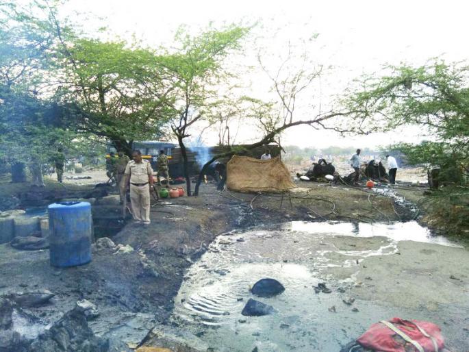 Two policemen injured in policemen, Solapur taluka police station, 65 injured in police firing on Muldev | मुळेगांव तांड्यावर कारवाईसाठी गेलेल्या पोलीसांवर दगडफेक, सोलापूर तालुका पोलीस ठाण्याचे दोन पोलीस कर्मचारी जखमी, ६५ लोकांविरूध्द गुन्हा दाखल Two policemen injured in policemen, Solapur taluka police station, 65 injured in police firing on Muldev | मुळेगांव तांड्यावर कारवाईसाठी गेलेल्या पोलीसांवर दगडफेक, सोलापूर तालुका पोलीस ठाण्याचे दोन पोलीस कर्मचारी जखमी, ६५ लोकांविरूध्द गुन्हा दाखल