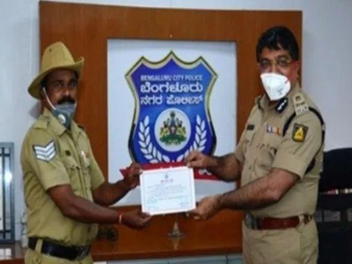 CoronaVirus bengaluru cop rides for 860 kms to deliver cancer medicine | CoronaVirus: कर्करोगग्रस्ताच्या मदतीसाठी पोलिसाचा दुचाकीवरून ८६० किमीचा प्रवास CoronaVirus bengaluru cop rides for 860 kms to deliver cancer medicine | CoronaVirus: कर्करोगग्रस्ताच्या मदतीसाठी पोलिसाचा दुचाकीवरून ८६० किमीचा प्रवास