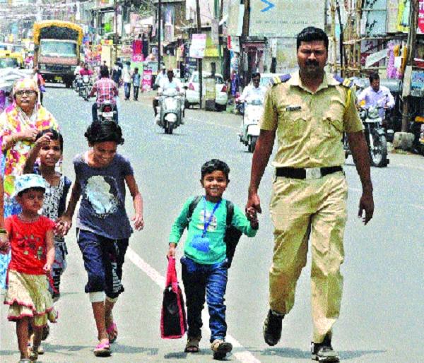 Lechra leaves school for duty ... | लेकराला शाळेत सोडूनच ड्युटीवर... Lechra leaves school for duty ... | लेकराला शाळेत सोडूनच ड्युटीवर...