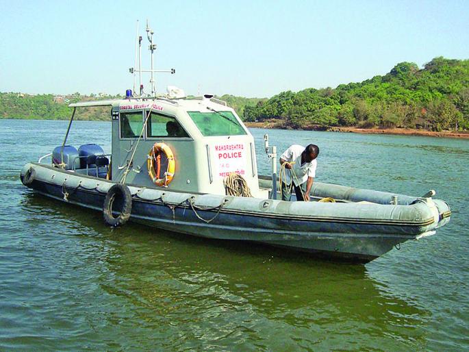 Infiltration of foreign boats, but not boats for patrolling | परप्रांतीय नौकांची घुसखोरी, पण गस्तीसाठी नौकाच नाही
