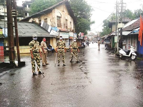 corona virus: Police crackdown continues, fine of Rs 6,400 recovered | corona virus : पोलिसांची धडक कारवाई सुरू, ६ हजार ४०० रुपये दंड वसूल corona virus: Police crackdown continues, fine of Rs 6,400 recovered | corona virus : पोलिसांची धडक कारवाई सुरू, ६ हजार ४०० रुपये दंड वसूल