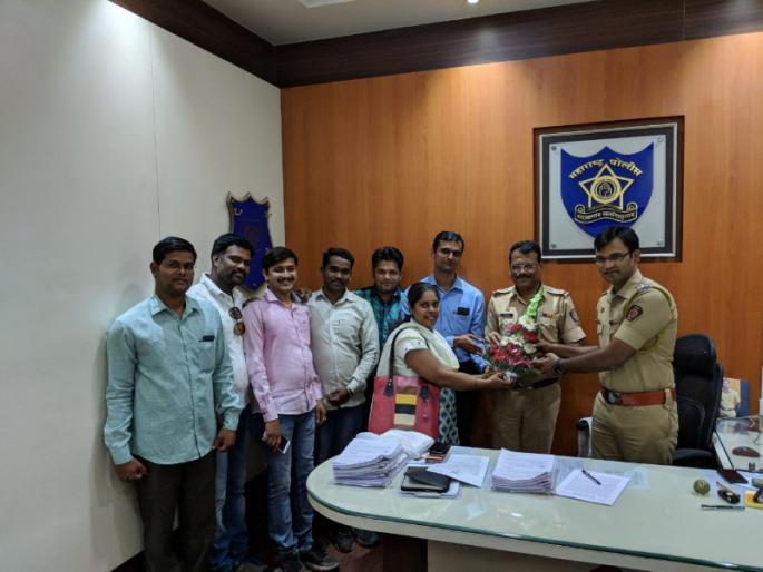one lakh seventy five thousand cash of a woman who forgottten in the rickshaw returned | रिक्षात विसरलेले पावणे दोन लाख रुपये महिलेला मिळाले परत one lakh seventy five thousand cash of a woman who forgottten in the rickshaw returned | रिक्षात विसरलेले पावणे दोन लाख रुपये महिलेला मिळाले परत