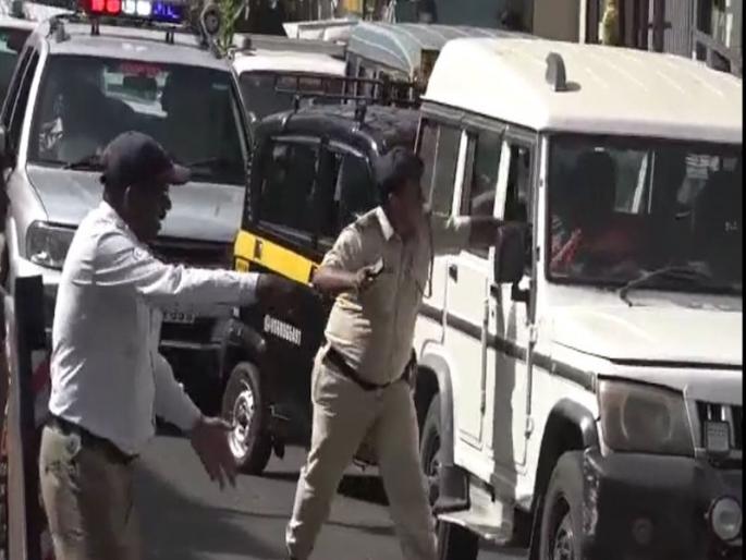 maharashtra minister jitendra awhad car stuck in traffic kolhapur police slaps other car driver video goes viral social media | Jitendra Awhad Video : आव्हाडांची गाडी ट्रॅफिकमध्ये अडकली, पोलिसानं समोरच्या जीपवाल्याला थप्पडच लगावली! maharashtra minister jitendra awhad car stuck in traffic kolhapur police slaps other car driver video goes viral social media | Jitendra Awhad Video : आव्हाडांची गाडी ट्रॅफिकमध्ये अडकली, पोलिसानं समोरच्या जीपवाल्याला थप्पडच लगावली!