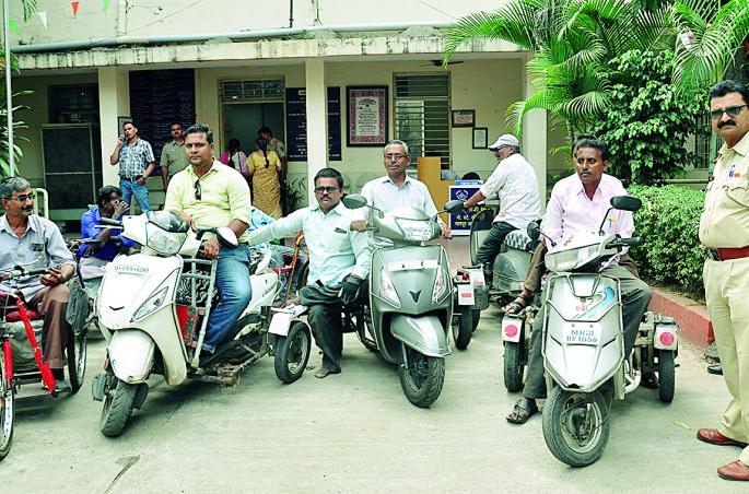 Beating to Diyang e-rickshaw drivers, Gherav to Buldi police station | दिव्यांग ई-रिक्षा चालकाला मारहाण, बर्डी ठाण्याला घेराव Beating to Diyang e-rickshaw drivers, Gherav to Buldi police station | दिव्यांग ई-रिक्षा चालकाला मारहाण, बर्डी ठाण्याला घेराव