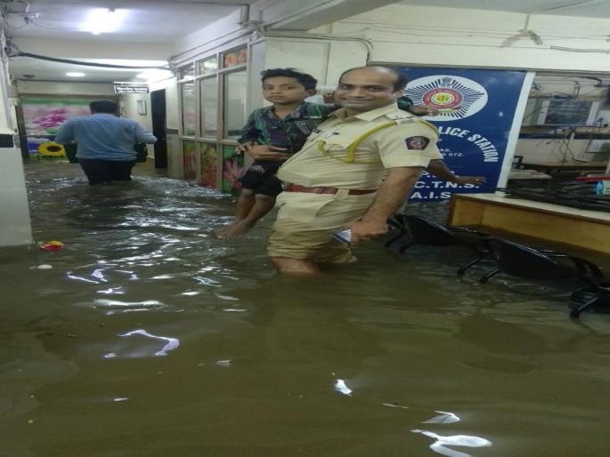 Water enters Police Stations in Mumbai | पोलीस ठाण्यांची झाली तळी; पोलिसांची उडाली तारांबळ Water enters Police Stations in Mumbai | पोलीस ठाण्यांची झाली तळी; पोलिसांची उडाली तारांबळ