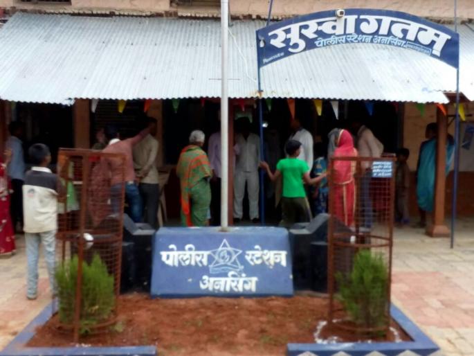 police take action against people dont use toilets | लोटाबहाद्दरांना पोलीस स्टेशनची वारी ! police take action against people dont use toilets | लोटाबहाद्दरांना पोलीस स्टेशनची वारी !