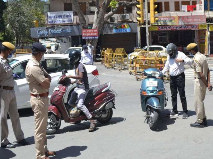 electricity worker cuts power after varanasi ssp asked for id during checking | पोलिसांनी मध्यरात्री दुचाकी रोखली; त्यानं ओळख दाखवण्यासाठी थेट परिसराची वीजच कापली electricity worker cuts power after varanasi ssp asked for id during checking | पोलिसांनी मध्यरात्री दुचाकी रोखली; त्यानं ओळख दाखवण्यासाठी थेट परिसराची वीजच कापली