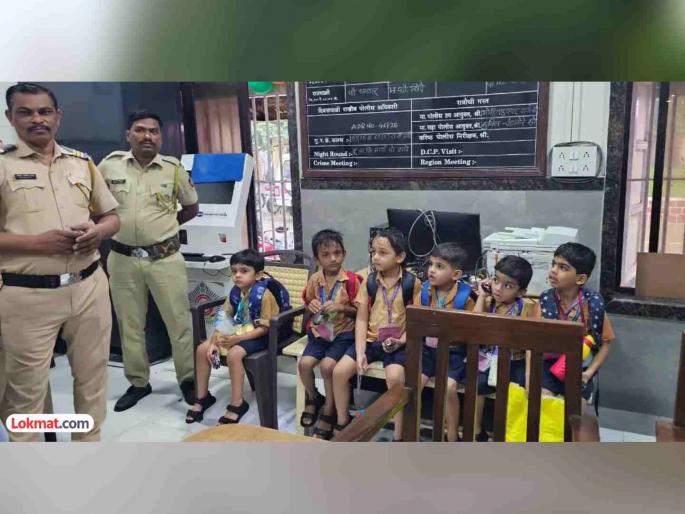 Children on their way to school at the police station! Two school buses stuck in knee-deep water at matunga | शाळेला निघालेली मुलं पाेलिस ठाण्यात! माटुंगा येथे दोन स्कूल बस अडकल्या गुडघाभर पाण्यात... Children on their way to school at the police station! Two school buses stuck in knee-deep water at matunga | शाळेला निघालेली मुलं पाेलिस ठाण्यात! माटुंगा येथे दोन स्कूल बस अडकल्या गुडघाभर पाण्यात...