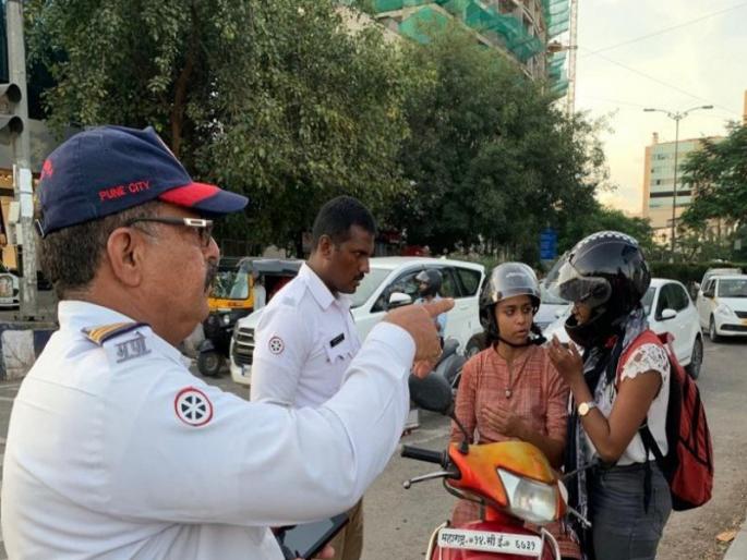 Amount of outstanding fines huge; Finally help desk started, fine of 100 motorists reduced on the first day | थकीत दंडाचे प्रमाण प्रचंड; अखेर हेल्प डेस्क सुरु, पहिल्याच दिवशी १०० वाहनचालकांचा दंड कमी Amount of outstanding fines huge; Finally help desk started, fine of 100 motorists reduced on the first day | थकीत दंडाचे प्रमाण प्रचंड; अखेर हेल्प डेस्क सुरु, पहिल्याच दिवशी १०० वाहनचालकांचा दंड कमी