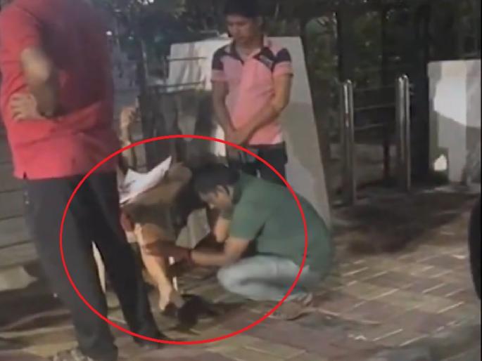 Transfer of 'that' police sub-inspector in Pune who took foot massage and fined 5 thousand | पायाची मसाज घेणाऱ्या पुण्यातील ‘त्या’ पोलीस उपनिरीक्षकाची बदली अन् ५ हजारांचा दंड Transfer of 'that' police sub-inspector in Pune who took foot massage and fined 5 thousand | पायाची मसाज घेणाऱ्या पुण्यातील ‘त्या’ पोलीस उपनिरीक्षकाची बदली अन् ५ हजारांचा दंड