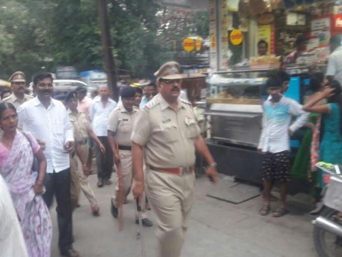 Inspecting the Lodge by the police in Kankavali, Inspecting women police squad | कणकवलीत पोलिसांकडून लॉजची तपासणी, महिला पोलीस पथकासह पाहणी Inspecting the Lodge by the police in Kankavali, Inspecting women police squad | कणकवलीत पोलिसांकडून लॉजची तपासणी, महिला पोलीस पथकासह पाहणी