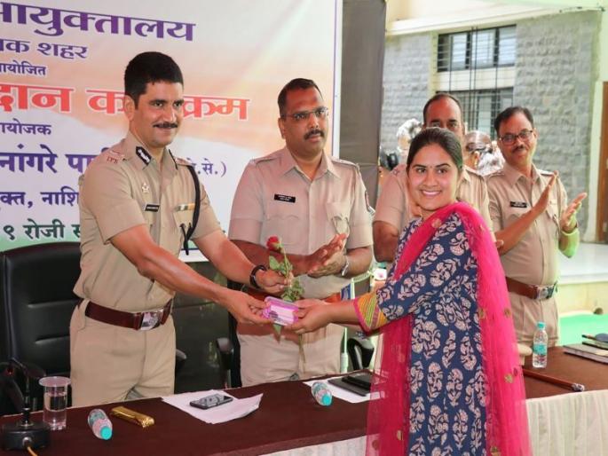 Allotment of 22 lakh 9 thousand thousand of the people seized by Nashik Police has been allotted to the judges | नाशिक पोलिसांकडून जप्त केलेल्या २२ लाख ९१ हजाराच्या मुद्दमालाचे फिर्यांदींना केले वाटप