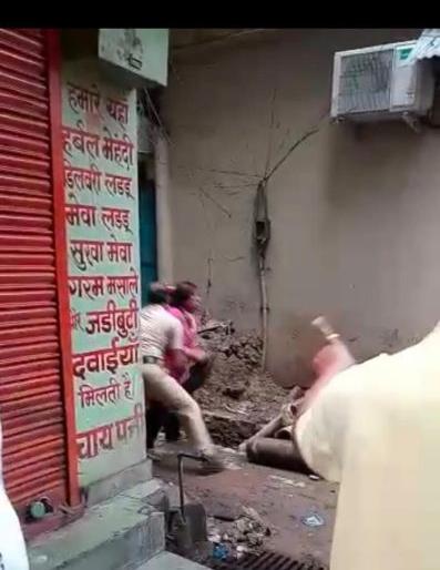 Video of woman holding police goes viral | पोलिसांना धारेवर धरणाऱ्या महिलेचा व्हिडिओ व्हायरल Video of woman holding police goes viral | पोलिसांना धारेवर धरणाऱ्या महिलेचा व्हिडिओ व्हायरल