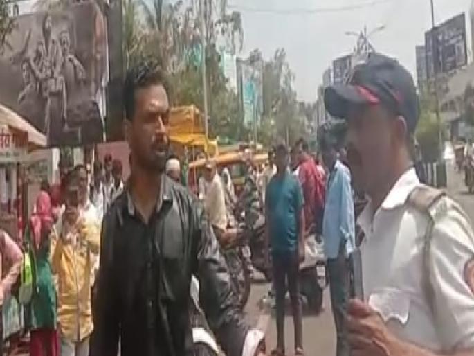 Attempted suicide by the youth after the traffic police asked the two wheeler rider to pay a fine of Rs 7,000 in satara | वाहतूक पोलिसाने ट्रीपलसीट अडवले, दंड ऐकताच दुचाकीस्वार भलताच संतापला; अन्.. Attempted suicide by the youth after the traffic police asked the two wheeler rider to pay a fine of Rs 7,000 in satara | वाहतूक पोलिसाने ट्रीपलसीट अडवले, दंड ऐकताच दुचाकीस्वार भलताच संतापला; अन्..