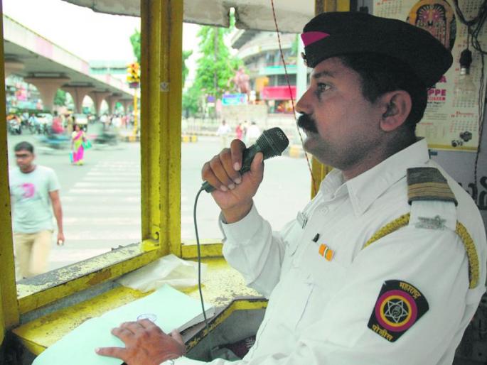 Build a traffic booth in the middle of the chowk for police: High Court orders | पोलिसांसाठी चौकाच्या मध्यभागी ट्रॅफिक बूथ बांधा : हायकोर्टाचे आदेश Build a traffic booth in the middle of the chowk for police: High Court orders | पोलिसांसाठी चौकाच्या मध्यभागी ट्रॅफिक बूथ बांधा : हायकोर्टाचे आदेश