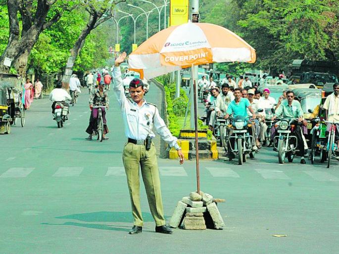 How many traffic police are deployed in a single square | एका चौकात किती वाहतूक पोलीस तैनात केले जातात How many traffic police are deployed in a single square | एका चौकात किती वाहतूक पोलीस तैनात केले जातात