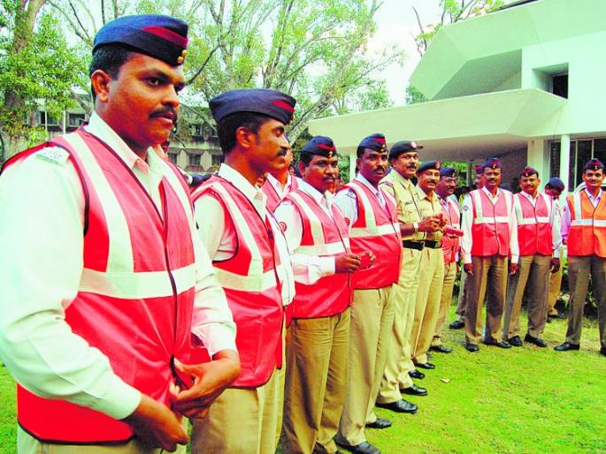 When will the language of Nagpur traffic police change on the lines of Mumbai? | मुंबईच्या धर्तीवर नागपूर ट्राफिक पोलीसांची भाषा कधी बदलणार When will the language of Nagpur traffic police change on the lines of Mumbai? | मुंबईच्या धर्तीवर नागपूर ट्राफिक पोलीसांची भाषा कधी बदलणार