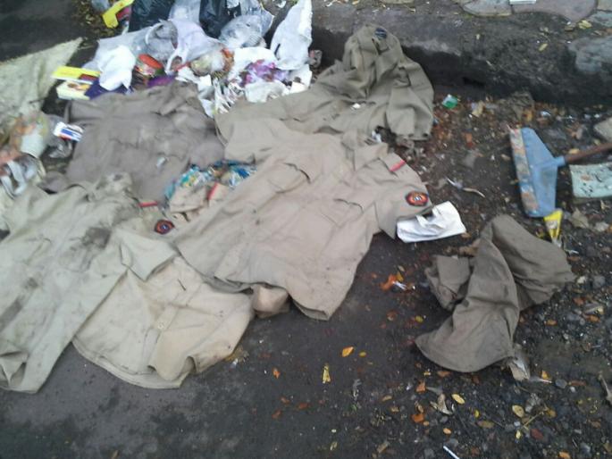 Police uniform found in garbage box! Shocking incident in daruwala pool, pune | पोलिसांचे गणवेश आढळले कचरा पेटीत!; पुण्यातील दारुवाला पूल परिसरातील धक्कादायक प्रकार Police uniform found in garbage box! Shocking incident in daruwala pool, pune | पोलिसांचे गणवेश आढळले कचरा पेटीत!; पुण्यातील दारुवाला पूल परिसरातील धक्कादायक प्रकार