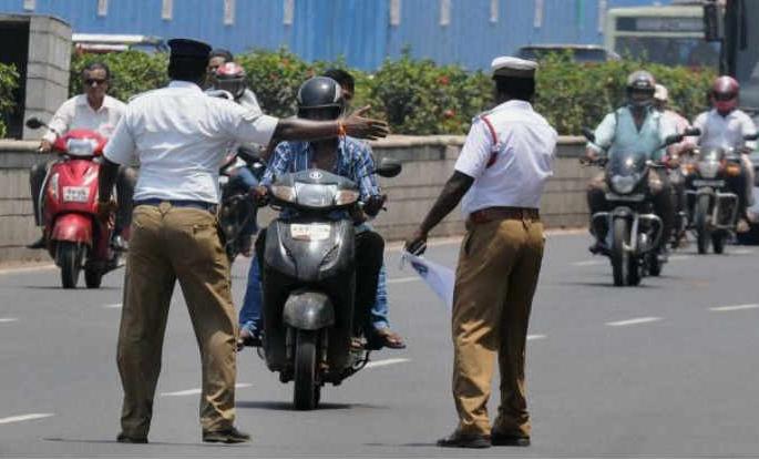 UP government issues fine of Rs 10,000 for talking on mobile while driving | गाडी चालवताना मोबाईलवर बोलल्यास दहा हजारांचा दंड, युपी सरकारकडून आदेश जारी